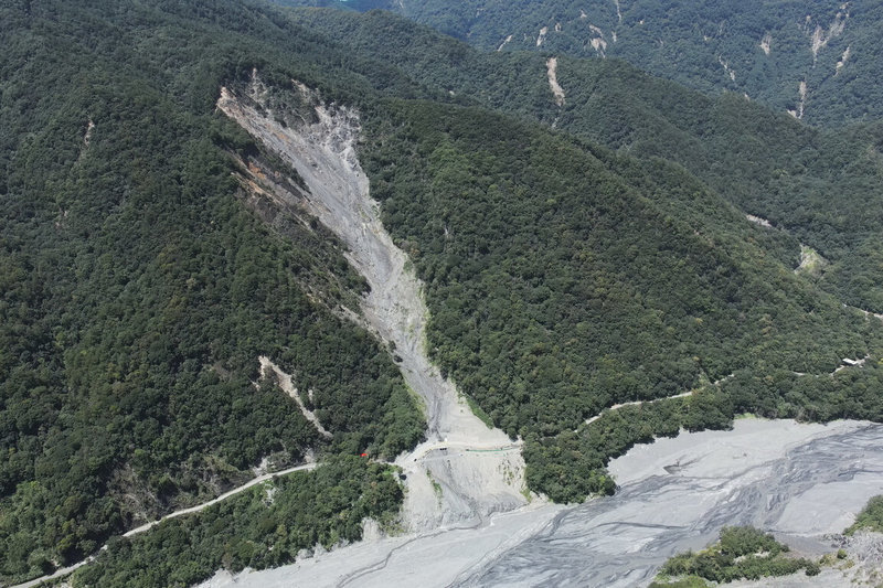 農業部林業及自然保育署南投分署積極運用科技，如遠端遙控攝影機、空中勘查、無人機、衛星影像，進行國有林地災害監測和原因分析，提供搶險救災即時資訊。圖為7月颱風凱米後，空拍奧萬大聯外道路8.4公里處緊鄰萬大溪邊坡變化。（南投林業分署提供）中央社記者蕭博陽南投縣傳真  113年10月22日