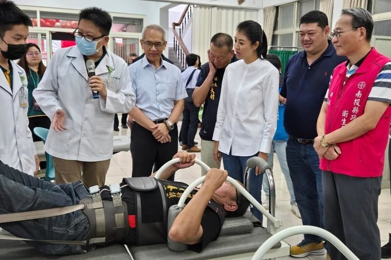 為提供集集鎮鄉親更便捷醫療服務，竹山秀傳醫院在集集鎮吳厝社區活動中心成立物理治療所暨巡迴醫療，22日揭牌，南投縣長許淑華（前右3）等人出席。（竹山秀傳醫院提供）中央社記者蕭博陽南投傳真  113年10月22日