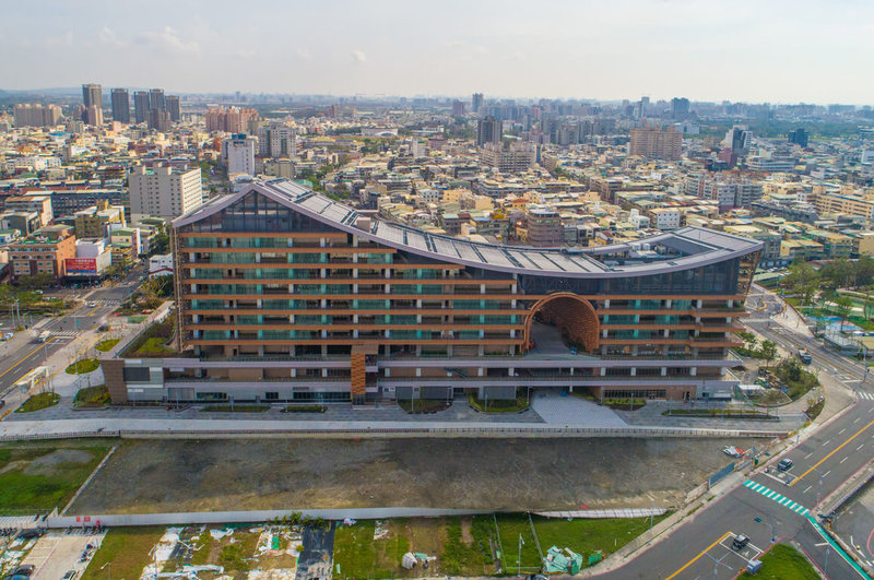 台鐵鳳山車站新大樓以「在地古城街巷」為建築造型，7月完工，商場規劃百貨、電影院和青創中心，10月2度招商。（台鐵提供）中央社記者汪淑芬傳真  113年10月22日