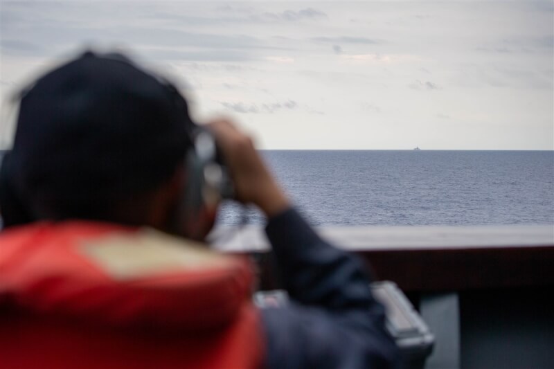 圖為海軍馬公軍艦官兵5月間監控中共軍艦西安軍艦。（國防部提供）