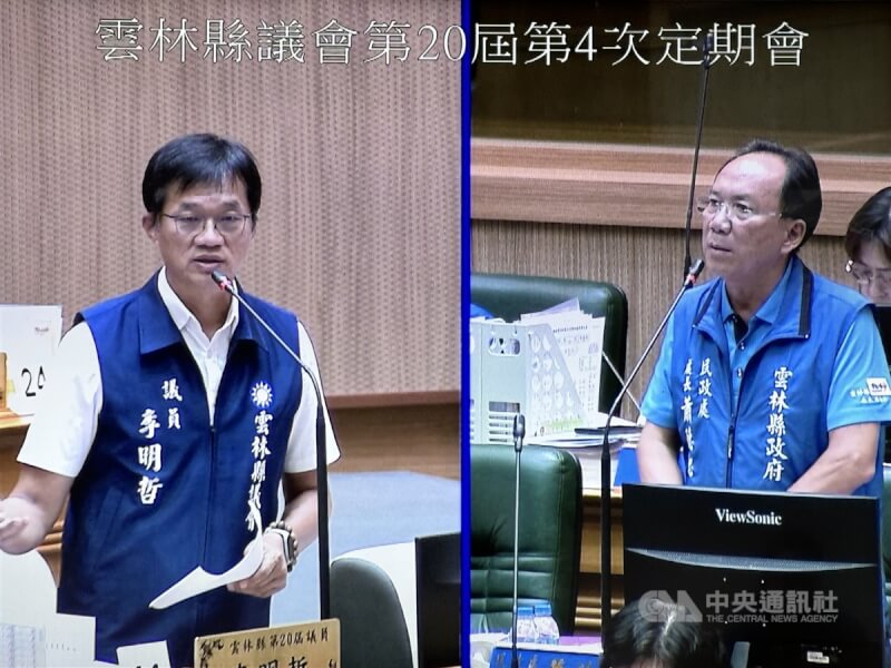 國民黨雲林縣議員李明哲（左）22日在議會總質詢上指出，58歲獨居李姓男子6日車禍身亡，其家屬欲領取遺體，被告知李男假結婚的中國籍配偶才有資格，家屬擔心等待期間衍生龐大喪葬費，更憂心李男身故保險金。中央社記者姜宜菁攝 113年10月22日