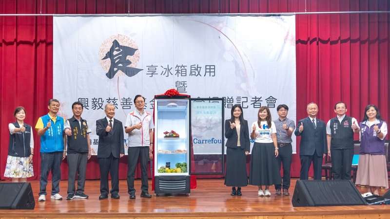 桃園市政府推動「食享冰箱2.0計畫」，今年將據點擴展到69處，讓更多有需求族群受惠，市長張善政（左5）22日出席記者會。（桃市府提供）中央社記者葉臻傳真  113年10月22日