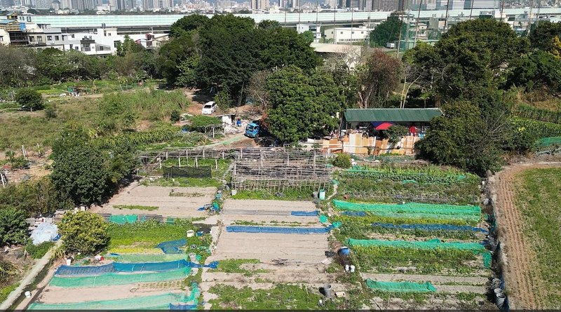 為遏阻露天燃燒稻草等違法案件，新竹市環保局22日表示，市府已採用空氣品質微型感測器、空拍機及24小時制高點攝影機等科技設備，即時監控各項空氣品質及污染行為。（竹市環保局提供）中央社記者魯鋼駿傳真  113年10月22日