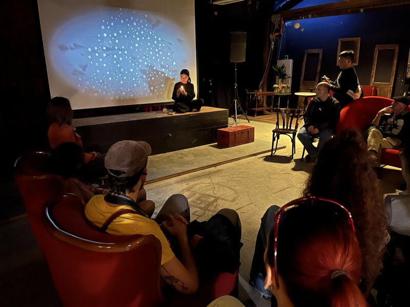 西班牙BIDEODROMO國際實驗電影與錄像藝術節舉辦「聚焦台灣」專題展覽,圖為19日閉幕式上,台灣藝術家謝騆瑜演出錄像與現場行為藝術作品「論語」。(駐西班牙代表處文化組提供)中央社記者胡家綺馬德里傳真 113年10月22日
