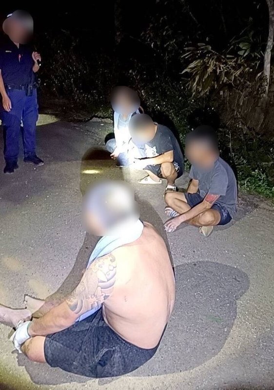 苗栗警方日前接獲情資，有不肖人士涉嫌在後龍鎮偏僻郊區傾倒廢棄物，經布線埋伏，順利逮捕簡姓男子等3名犯嫌。（警方提供）中央社記者管瑞平傳真  113年10月22日