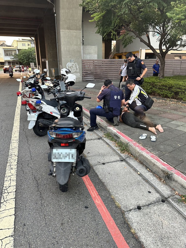 彰化縣陳姓男子因闖紅燈遭警方攔查逃逸,警方經2個月追緝,18日順利攔截陳男,並發現陳男為涉及4案通緝犯,全案依犯公共危險等罪嫌送辦。(警方提供)中央社記者鄭維真傳真 113年10月22日