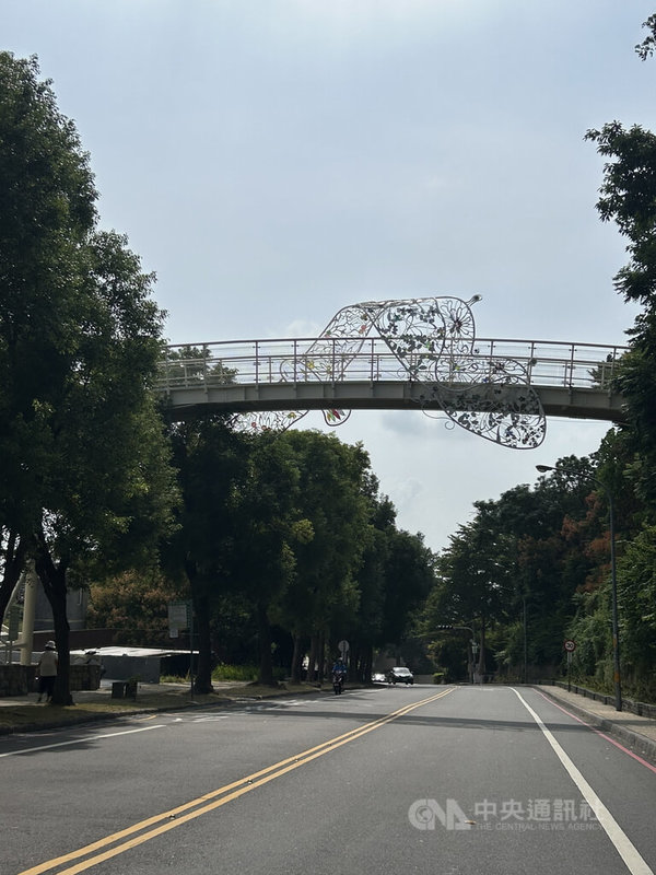 彰化縣政府規劃將八卦山的天空步道，延伸到山下的中興莊眷村文創園區，工程全長約1公里，並設置眺望台，最快今年底動工。圖為八卦山大佛園區的天空步道。中央社記者吳哲豪彰化攝  113年10月22日