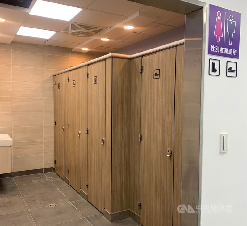 為提升公廁品質,基隆市政府向環境部申請補助金費,修繕公務機關33座廁所,文化中心的性別友善廁所,整體設計明亮且現代化,讓民眾使用時更有安全感。中央社記者王朝鈺攝 113年10月22日