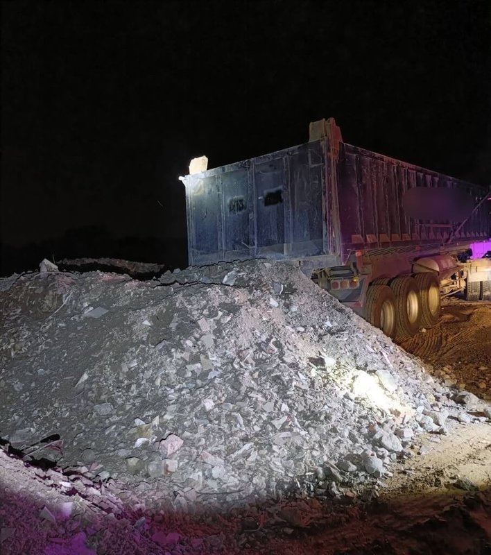 苗栗縣警察局竹南分局22日表示，日前接獲情資，後龍鎮偏僻郊區遭人違法傾倒廢土，警方埋伏多時，16日凌晨發現載運廢土車輛，將簡姓男子等3名犯嫌逮捕送辦，並溯源追查。（警方提供）中央社記者管瑞平傳真  113年10月22日