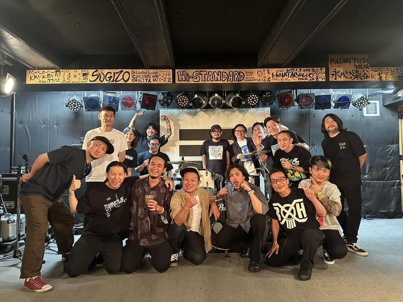 子皿有限公司創辦人孟軒(中排左2)有時是經紀人,有時則是唱片宣傳,不時還要跟著樂團出國巡演,負責解決所有事。圖為孟軒日前陪著樂團滅火器赴美國巡迴演出。(子皿提供)中央社記者王心妤傳真 113年10月23日