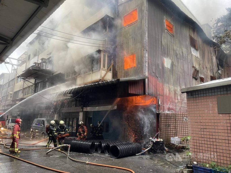 新北市汐止區大同路一段292巷內一處食品工廠23日上午7時許冒出火煙,消防員已阻隔延燒,持續搶救中。(翻攝照片)中央社記者高華謙傳真 113年10月23日