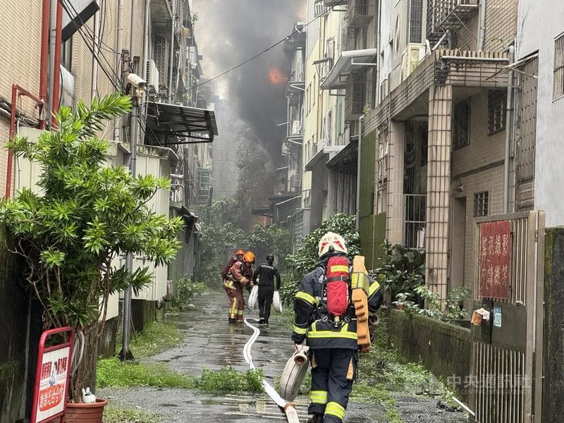 新北市消防局23日上午7時30分獲報，汐止區大同路一段292巷內一處食品工廠發生火警，現場竄出黑煙，隨即派員前往灌救。（翻攝照片）中央社記者高華謙傳真  113年10月23日