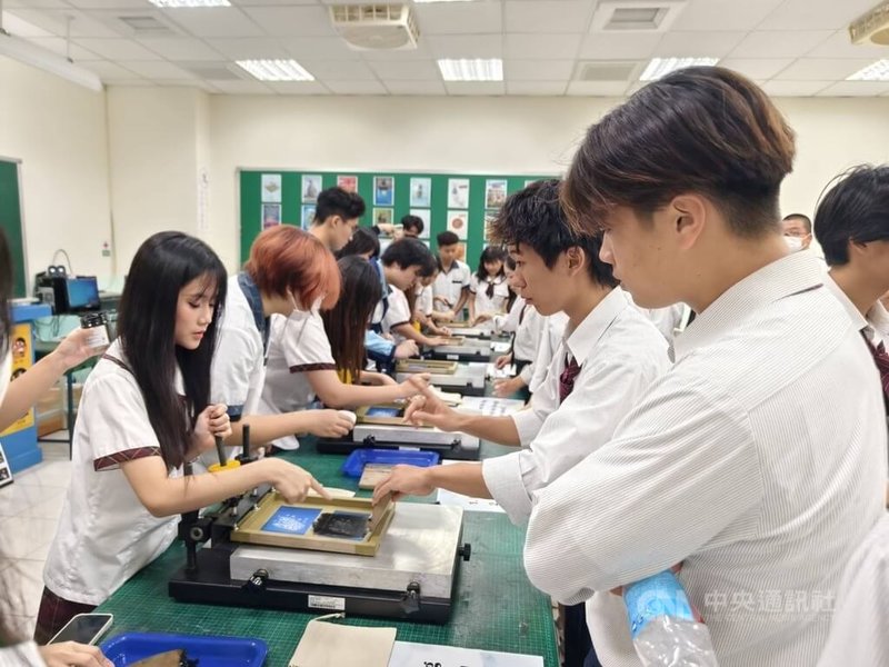 日本神奈川縣立大和西高校學生23日到新竹市光復高中進行交流，台灣學生教日本學生以網版印刷製作束口袋，作為此次活動的伴手禮。中央社記者魯鋼駿攝 113年10月23日