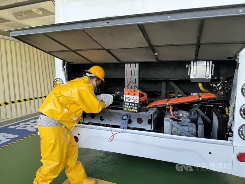 2030年市區公車及公務車將全面電動化,維修人才也面臨轉型,交通部公路局自民國113年起推動電動大客車保養及維修人力培訓計畫,協助客運業者培育後勤維修人才,教學現場會實際以電動大客車操作演練。中央社記者余曉涵攝 113年10月23日