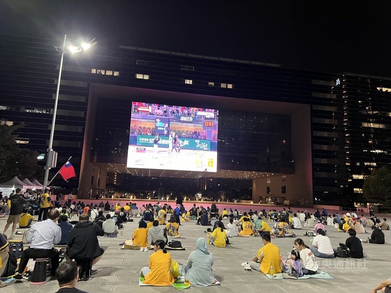 中華職棒正在進行年度總冠軍賽，23日晚間第4戰在台南棒球場展開第4戰，台中市政府晚間在市府廣場舉辦賽事直播，為中信兄弟隊集氣加油。中央社記者郝雪卿攝  113年10月23日