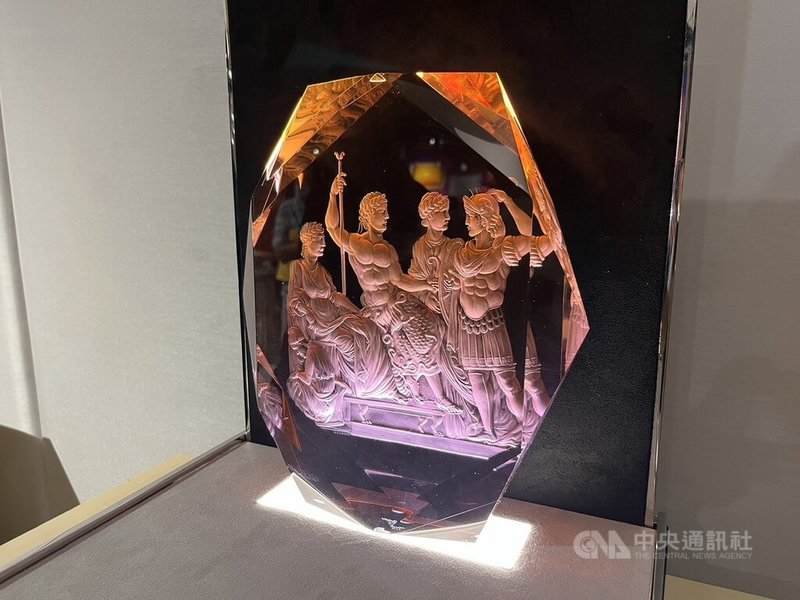 被列入聯合國教科文組織人類非物質文化遺產名錄的「捷克摩瑟水晶」在台巡展,23日起移師高雄展出,呈現捷克水晶雕刻大師等人經典之作。中央社記者林巧璉攝 113年10月23日