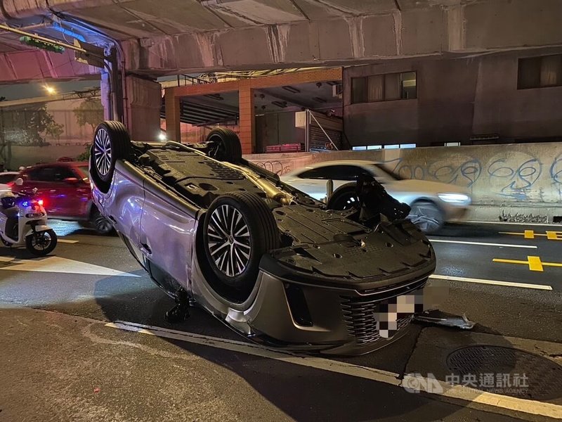 台北市環河北路一段23日發生汽車碰撞翻覆事故，49歲林姓駕駛一度受困車內，警消獲報馳援、將人送醫，經查林男酒測值達0.79毫克，後續依法偵辦。（翻攝照片）中央社記者黃麗芸傳真  113年10月23日