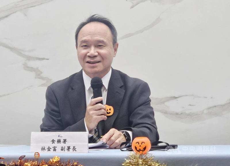美國麥當勞爆出四盎司牛肉堡大腸桿菌疫情,衛福部食藥署副署長林金富(圖)23日表示,將調查問題產品原物料有無輸入,同時通知業者避免類似事件在台灣發生。中央社記者陳婕翎攝 113年10月23日