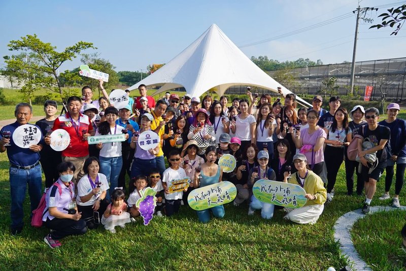 台中市外埔區水流東休閒農業區26日將在農藝傳坊舉辦水流東紅酒音樂祭，民眾可在戶外草地市集暢飲紅酒，秋日微醺中沉醉音樂美食。（民眾提供）中央社記者趙麗妍傳真  113年10月23日飲酒警語：飲酒過量有害健康；酒後勿開車；未成年請勿飲酒。