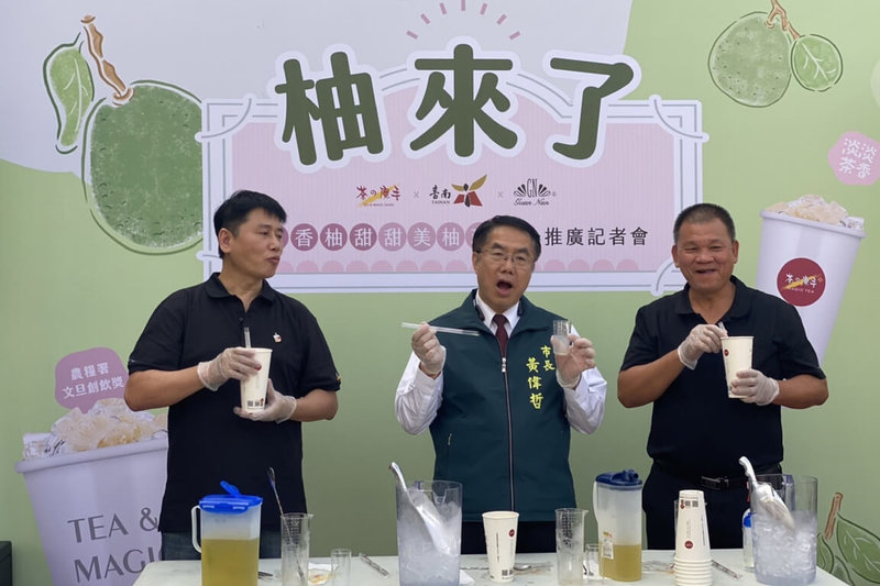 台南市農業局23日在安平區茶之魔手平豐店舉辦「柚香柚甜」飲品上市記者會，台南市長黃偉哲（中）與茶之魔手董事長王賢明（左）、冠南生物科技董事長黃榮裕（右）出席，現場試喝以台南文旦果肉調製的新飲品。（台南市政府提供）中央社記者楊思瑞台南傳真  113年10月23日