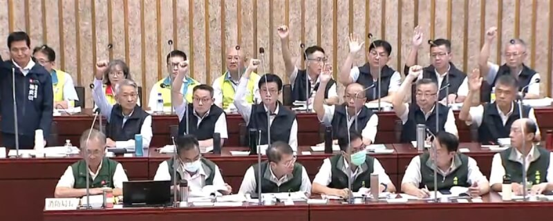 國民黨高雄市議員李雅靜23日在市議會質詢時，詢問高市警察局長林炎田（2排左）及所有警分局長是否贊成死刑，結果所有人都舉手表達支持。（李雅靜提供）中央社記者蔡孟妤傳真 113年10月23日