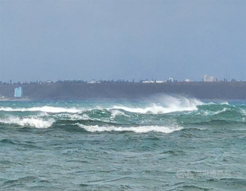 在東北季風與颱風外圍環流影響下，澎湖地區23日吹起強風大浪，有如颱風天一般。澎湖氣象站觀測指出，風力都在8至9級風，陣風更高達11至12級。中央社 113年10月23日