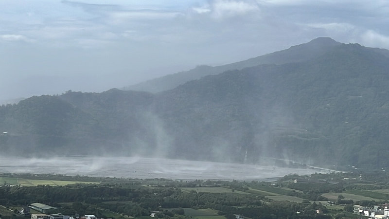 根據中央氣象署預報，23日東北季風持續增強，台東市區與富岡地區的中華大橋下裸露河床掀起飛沙。（民眾提供）中央社記者李先鳳傳真  113年10月23日