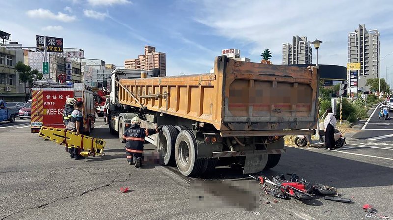 彰化縣員林市中山路二段與莒光路口23日上午發生死亡車禍，62歲微型電動二輪車女騎士遭砂石車輾過受困車底，消防人員救出時已無呼吸心跳，送醫不治。（民眾提供）中央社記者鄭維真傳真  113年10月23日