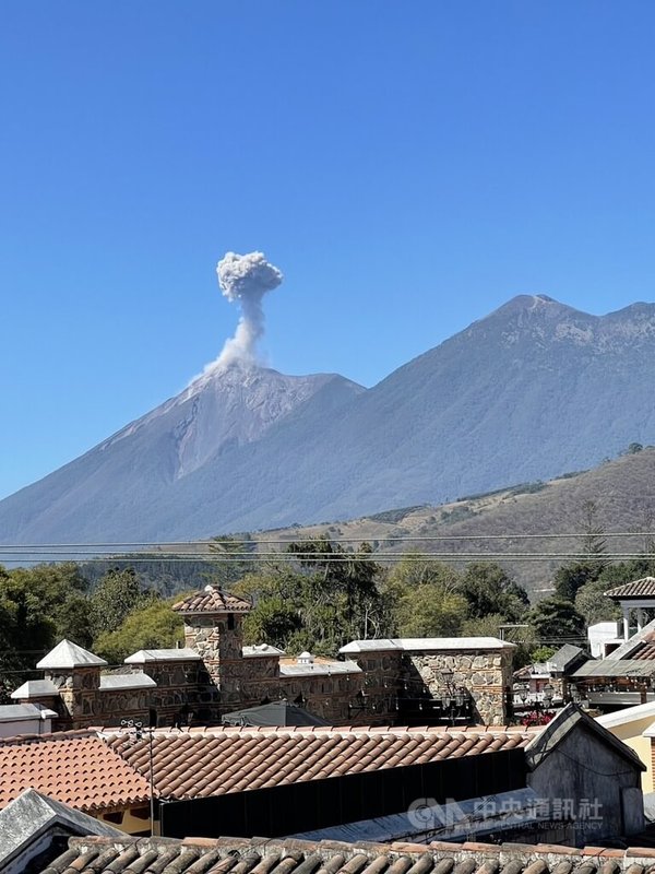 「安地瓜」（Antigua）古城旁的「火峰火山」（volcán de Fuego），是世界上仍在活動的活火山之一。壯觀景色相當罕見，也被國家地理雜誌為不可錯過的景點。中央社記者李登文安地瓜攝 113年10月23日