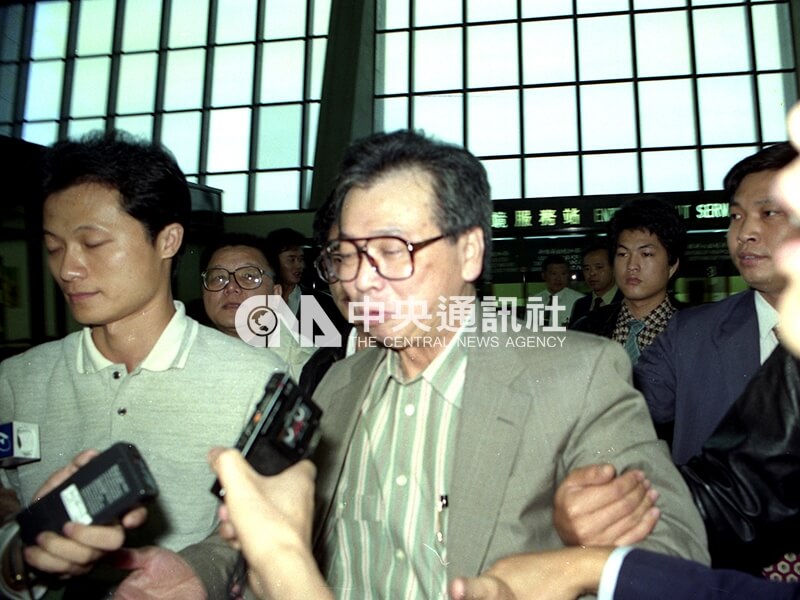 「台獨聯盟總本部」主席張燦鍙(前中)企圖冒用日本人「會田豐」的日本護照非法入境,被航空警察局發現後逮捕。中央社記者陳嘉倩攝 80年12月7日