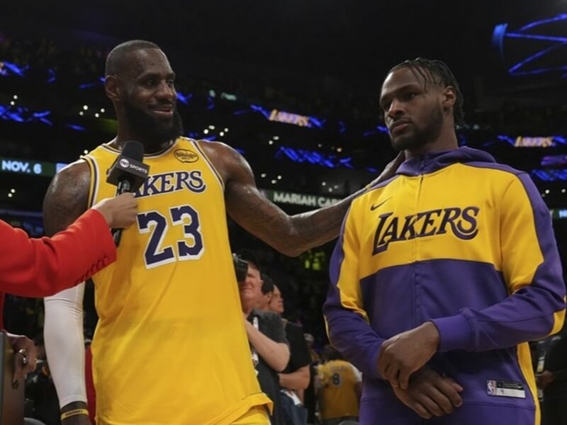 美國職籃NBA新賽季開幕日，詹姆斯和布朗尼成為NBA史上首對同場出戰例行賽的父子檔。（美聯社）