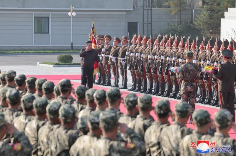 圖為北韓領導人金正恩（黑衣）18日視察人民軍第二兵團指揮中心。（圖取自北韓中央通信社網頁kcna.kp）