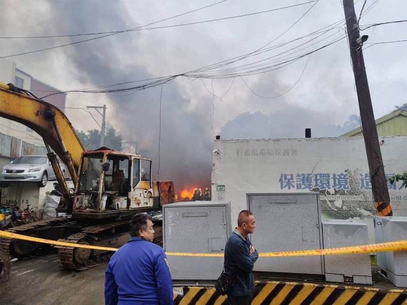 桃園市桃園區鹽庫街一處汽車回收廠24日下午發生火警,火勢一度猛烈、濃煙衝天,現場周邊已拉起封鎖線,消防獲報出動人車馳援。(警方提供)中央社記者葉臻傳真 113年10月24日