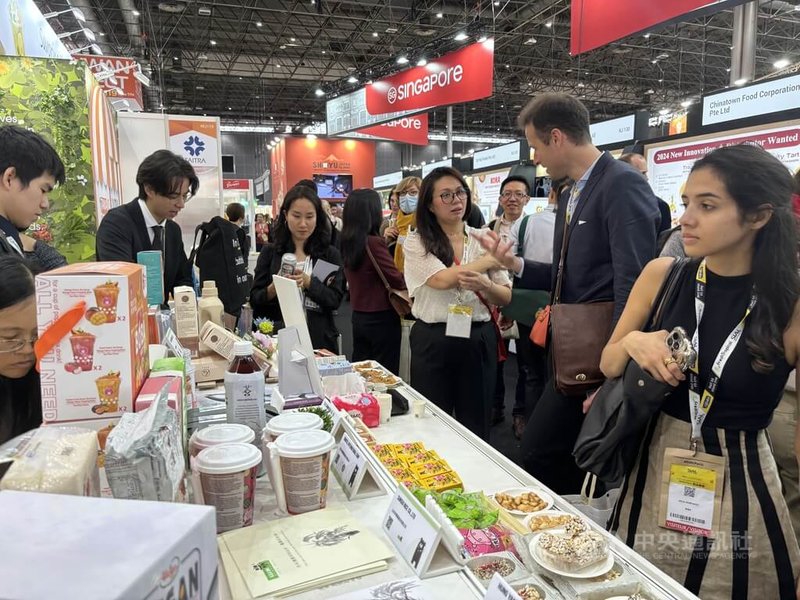 巴黎國際食品展台灣館於21日舉辦Meet & Greet活動,現場提供台灣啤酒、珍珠奶茶,以及牛軋糖、米香和鳳梨酥等台式點心,讓參與者體驗台式特色飲品與食品文化。中央社記者曾婷瑄巴黎攝 113年10月24日