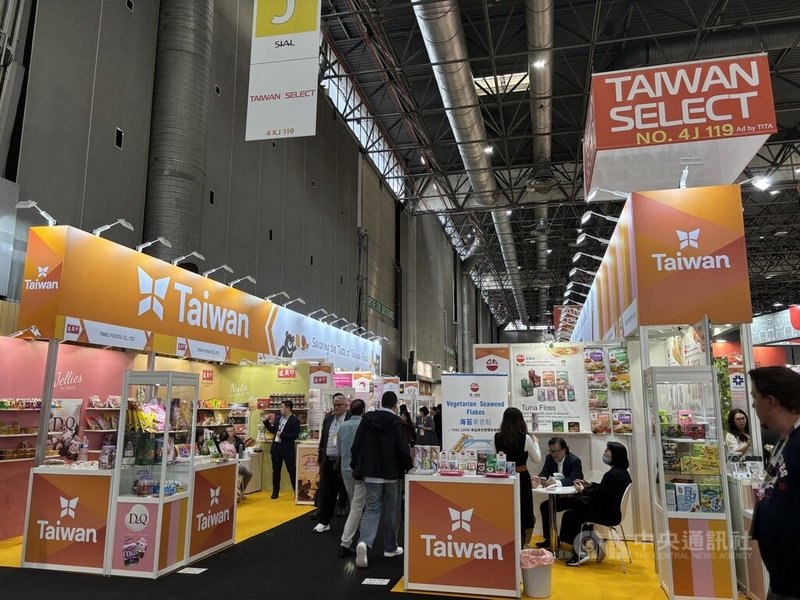 2024年巴黎國際食品展台灣館集結27家業者、34個攤位,展現台灣創意且高品質的食品,並設立「Taiwan Select 低碳包裝及食品展示專區」,展出近40件低碳環保產品。中央社記者曾婷瑄巴黎攝 113年10月24日