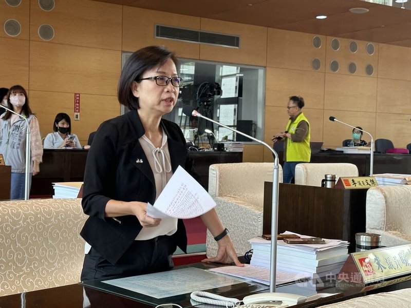 台中市議會24日召開財政經濟業務質詢,國民黨台中市議員朱暖英(前)質詢時提到,市府回覆質詢條,內容資料必須確實,否則要負法律責任。中央社記者趙麗妍攝 113年10月24日