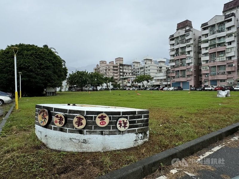 花蓮縣政府建設處24日指出，經調查還有50~60戶地震受災戶有安置需求，已向國產署借用美崙地區球崙二路與華民街口土地（圖），且紅十字會願意捐贈組合屋，目前正調查及討論中，預計興建40戶安置災民。中央社記者張祈攝  113年10月24日