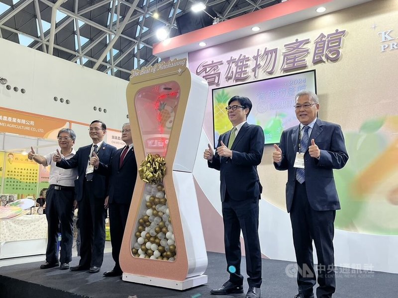 2024年高雄國際食品展24日起一連4天在高雄展覽館登場，市長陳其邁（右2）出席開幕活動後，也前往市府的「高雄物產館」攤位行銷農漁產品。中央社記者林巧璉攝  113年10月24日