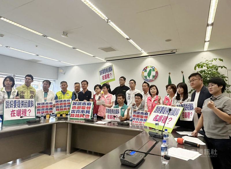 台中市議會24日召開財政經濟業務質詢,會前,民進黨團舉行記者會,總召蕭隆澤(前右7)指出,9月26日即要求市府提供114年新增預算項目資料給議會,也透過議事堂質詢、質詢條等方式要求市府提供,但市府已3度拒絕。中央社記者趙麗妍攝 113年10月24日