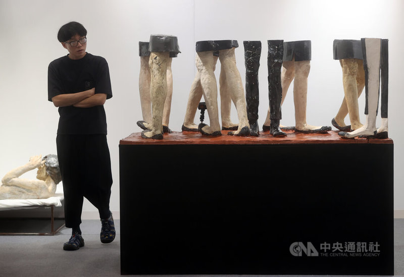 ART TAIPEI 2024台北國際藝術博覽會開幕式24日在台北世貿一館舉行,文化部推動的「MIT新人推薦特區」邁入第17屆,展示8組青年藝術家作品。圖為藝術家唐禹婷作品「分身術」,觀眾在繞行作品觀賞時,也能變成故事的一部分。中央社記者鄭傑文攝 113年10月24日