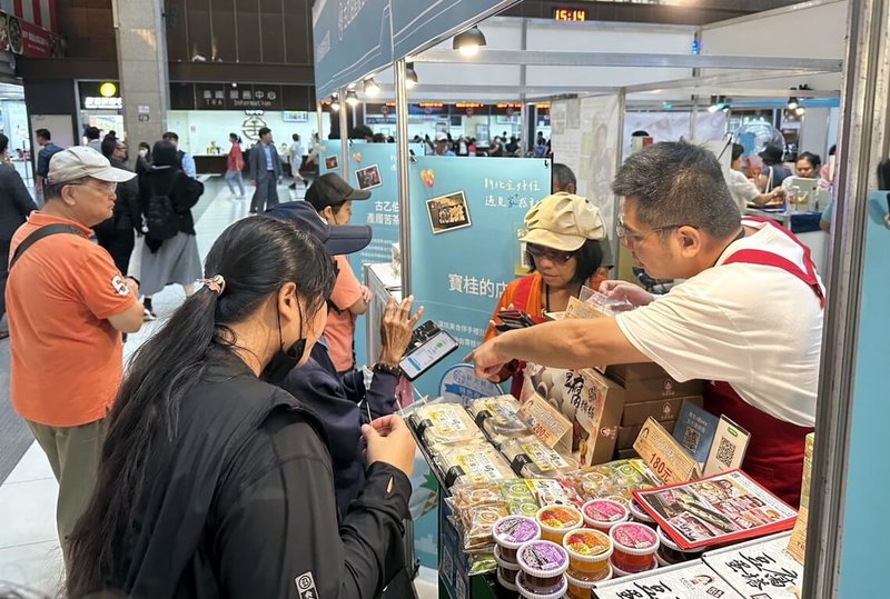 新北市旅宿業、伴手禮與觀光工廠50家業者24日在台北車站舉辦展售會,提供促銷方案與機票抽獎,現場業者介紹自家商品特色,吸引民眾駐足選購。(新北觀旅局提供)中央社記者黃旭昇新北市傳真 113年10月24日