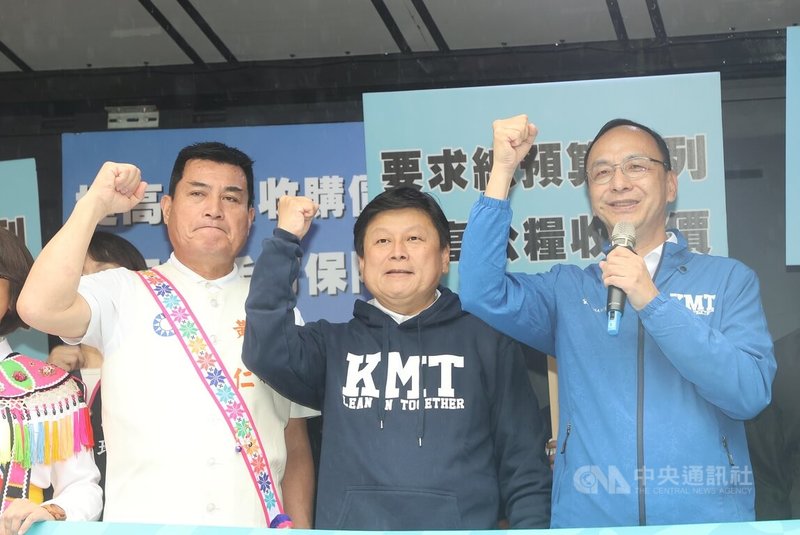 國民黨「反獨裁、爭公道」活動24日下午在立法院旁青島東路集結，黨主席朱立倫（右）親自到場，與黨籍原民立委黃仁（左）、立院黨團總召傅崐萁（中）等人同台，振臂喊話要求政院挺原民、顧農民、保醫護。中央社記者郭日曉攝  113年10月24日