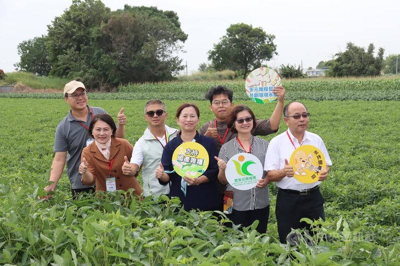 農糧署24日在雲林縣元長鄉辦理「雲林高鐵沿線特區高鐵豆作夥、雜糧向前行雜糧示範區成果發表會」，農糧署中區分署長徐煇妃（前右3）、元長鄉長李明明（左2）等人出席，農民現場分享種植心得。中央社記者姜宜菁攝  113年10月24日