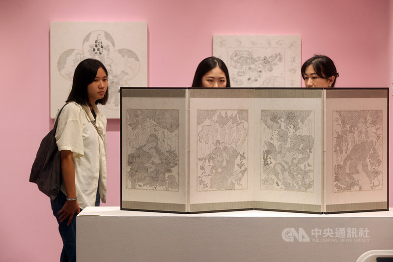 ART TAIPEI 2024台北國際藝術博覽會24日舉行開幕記者會,主辦單位持續推出文化部「MIT新人推薦特區」,讓年輕藝術家擁有一個讓創作得以進入產業與大眾視野的舞台。圖為藝術家翁榛羚作品「怪誕之愛」。中央社記者鄭傑文攝 113年10月24日