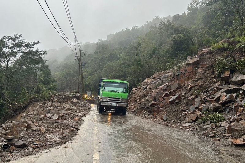 北橫公路台7線宜蘭大同英士路段23日因降雨影響，土石坍方阻斷交通，經搶修後在24日傍晚成功搶通，但考量天氣及邊坡狀況不穩定，災點附近的台7線85至94公里處自晚間6時起實施夜間預警性封路，25日上午再視情況決定是否開放通行。（公路局東區養護工程分局提供）中央社記者沈如峰宜蘭縣傳真  113年10月24日