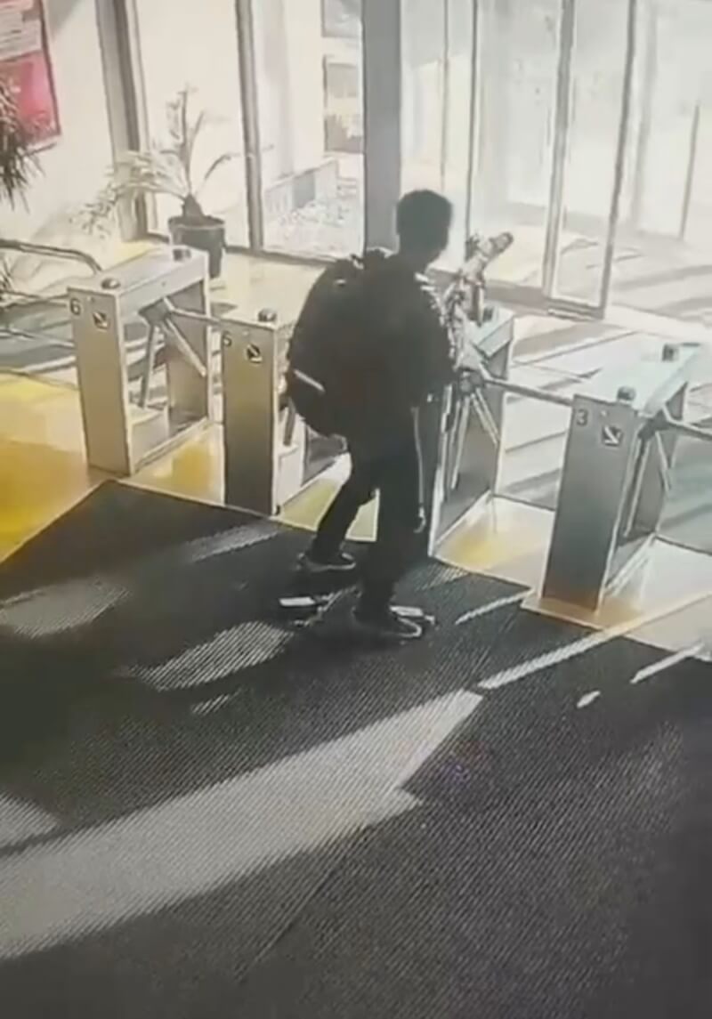 監視器拍到其中1名武裝歹徒。(社群影像截圖by路透社)