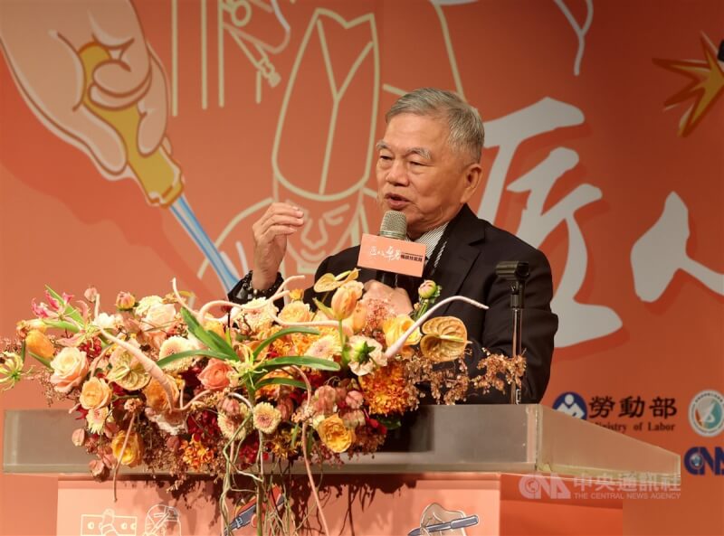 2024國際技能競賽成果座談會「匠心卓著.暢談技能路」24日下午在台北舉行,總統府資政沈榮津(圖)表示,COVID-19疫情期間,台灣有口罩國家隊提升口罩產能,都是培育技職人才的成果。中央社記者張皓安攝 113年10月24日