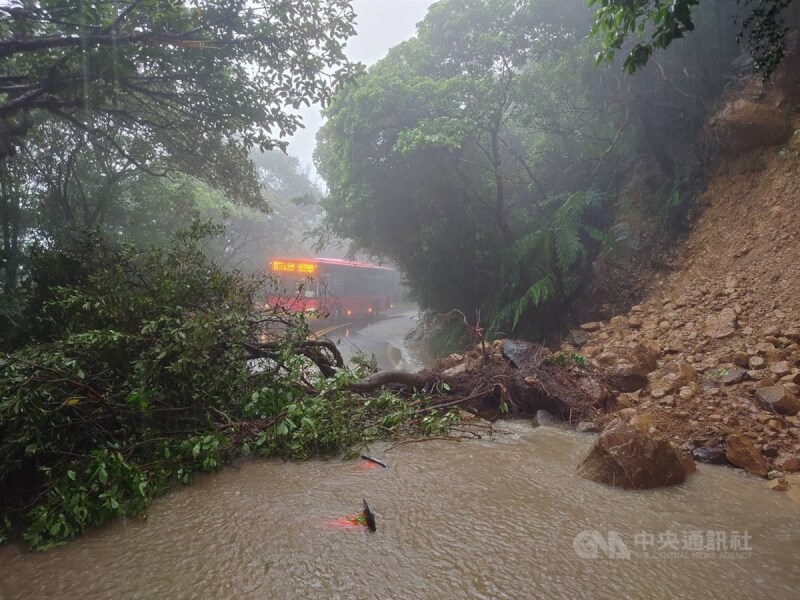 台北市政府24日指出，北投區陽金公路過馬槽橋，介於日月農莊及花藝村間有土石坍方，目前雙向無法通行且碎石持續掉落，新工處獲報已派員到場處理。（翻攝畫面）中央社記者劉建邦傳真 113年10月24日