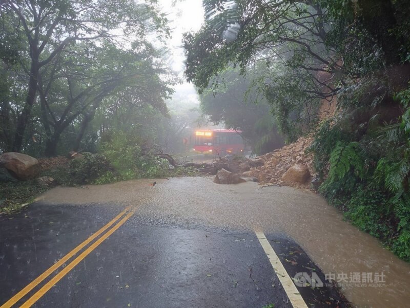 台北市山區24日午後大雨,北投區陽金公路過馬槽橋、介於日月農莊及花藝村間出現土石坍方,面積約20平方公尺,造成1棵直徑50公分、長約10公尺的樹木位移,雙向車道無法通行,無人受傷,現場已劃設管制線。(翻攝畫面)中央社記者劉建邦傳真 113年10月24日