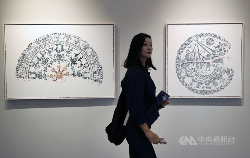 ART TAIPEI 2024台北國際藝術博覽會24日在台北世貿一館舉行開幕式,文化部「原住民族藝術特區」通過當代藝術手法重新詮釋傳統,讓台灣青年及原住民族藝術走向國際,為本次展會亮點之一。中央社記者鄭傑文攝 113年10月24日